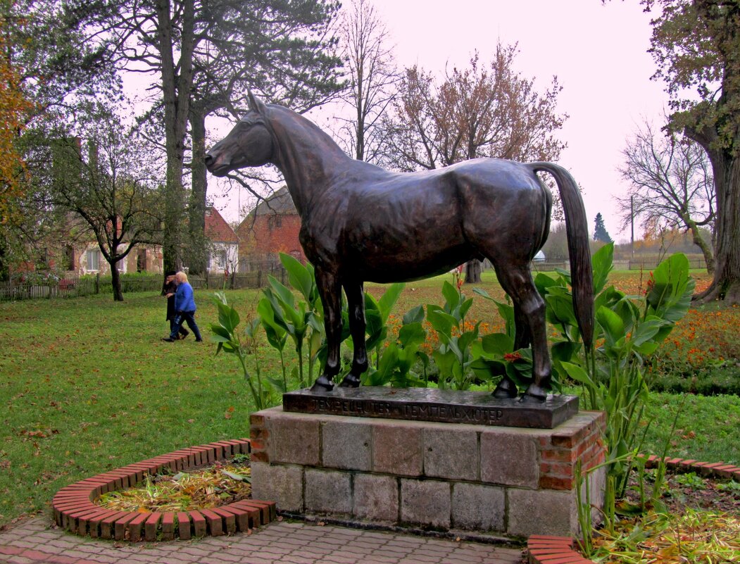 Памятник жеребцу Темпельхютеру - Сергей Карачин