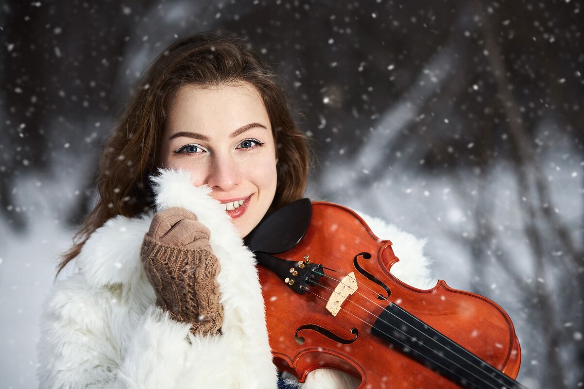 Скрипачка в зимнем лесу - Mikhail Linderov
