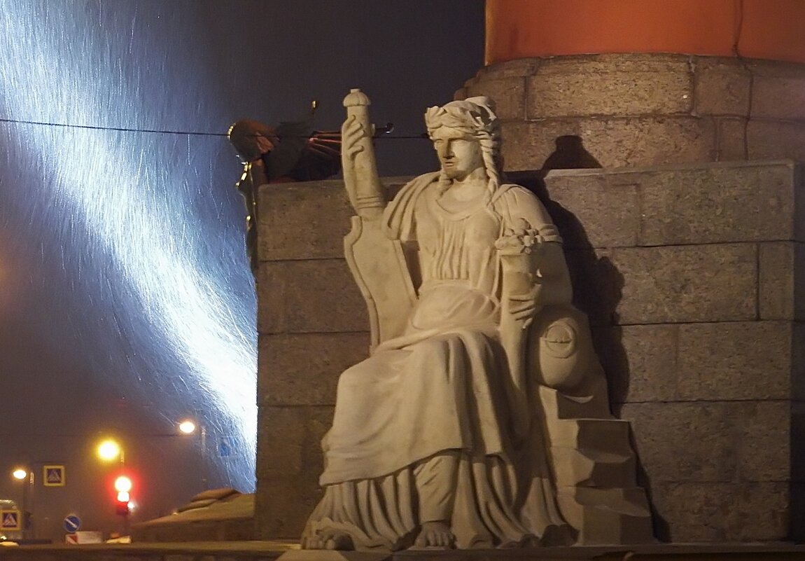 Скульптура Днепра на северной ростральной колонне (Санкт-Петербург) - Ольга И
