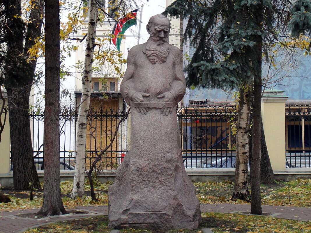 Памятник Л.Н. Толстому в Москве - Ольга Довженко