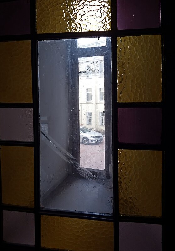 Окно во двор в обычной парадной (Санкт-Петербург) - Ольга И