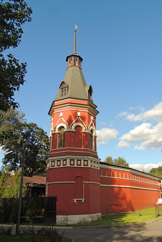 Юго-западная башня ограды Покровского женского монастыря в Москве. - Александр Качалин