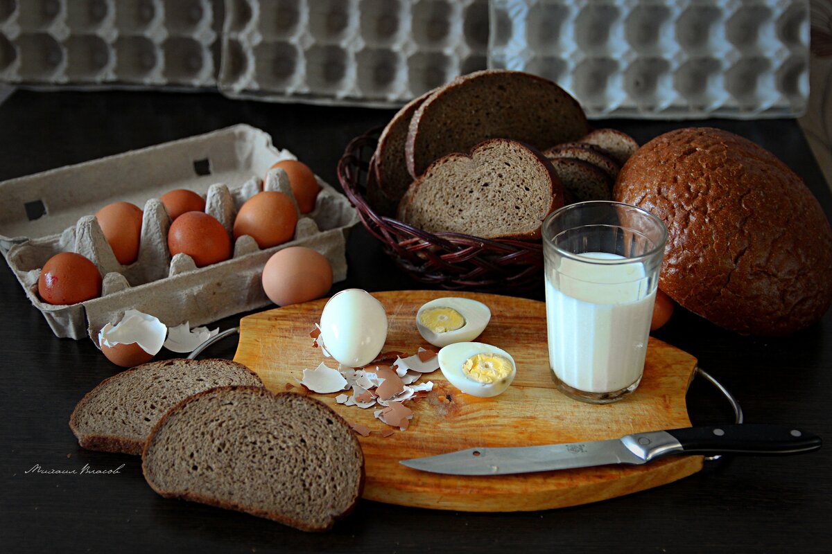 Натюрморт с хлебом и молоком - Михаил Власов