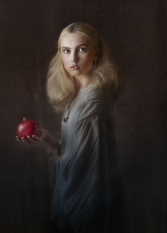 GIRL WITH FRUIT - Evgeniy Kushel