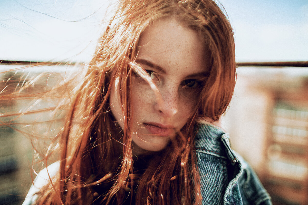 Портрет девушки с рыжими волосами в джинсовке на крыше ветер - Lenar Abdrakhmanov