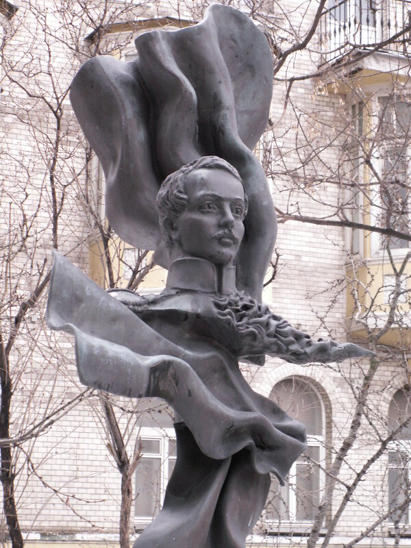 Памятник М.Ю.Лермонтову перед домом-музеем - Сергей Антонов