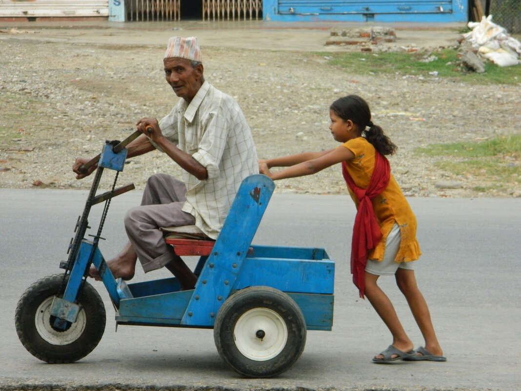 Такой транспорт можно встретить на улицах Непала. - Александр Баринов