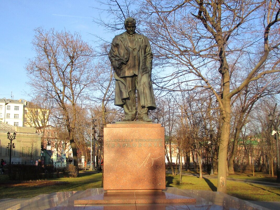 Памятник А.Т. Твардовскому в Москве - Ольга Довженко