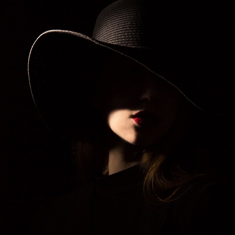 Девушка в шляпе - Юлия Еловая