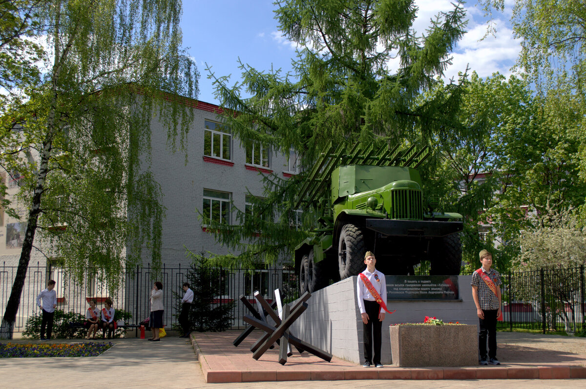 Монумент у школы им.И.А. Флёрова - Марина Кушнарева