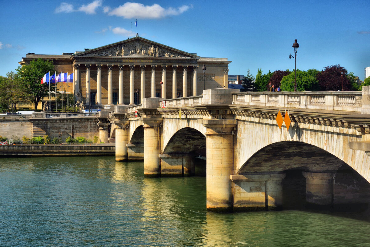 мост ведущий к зданию парламента Франции - Георгий А