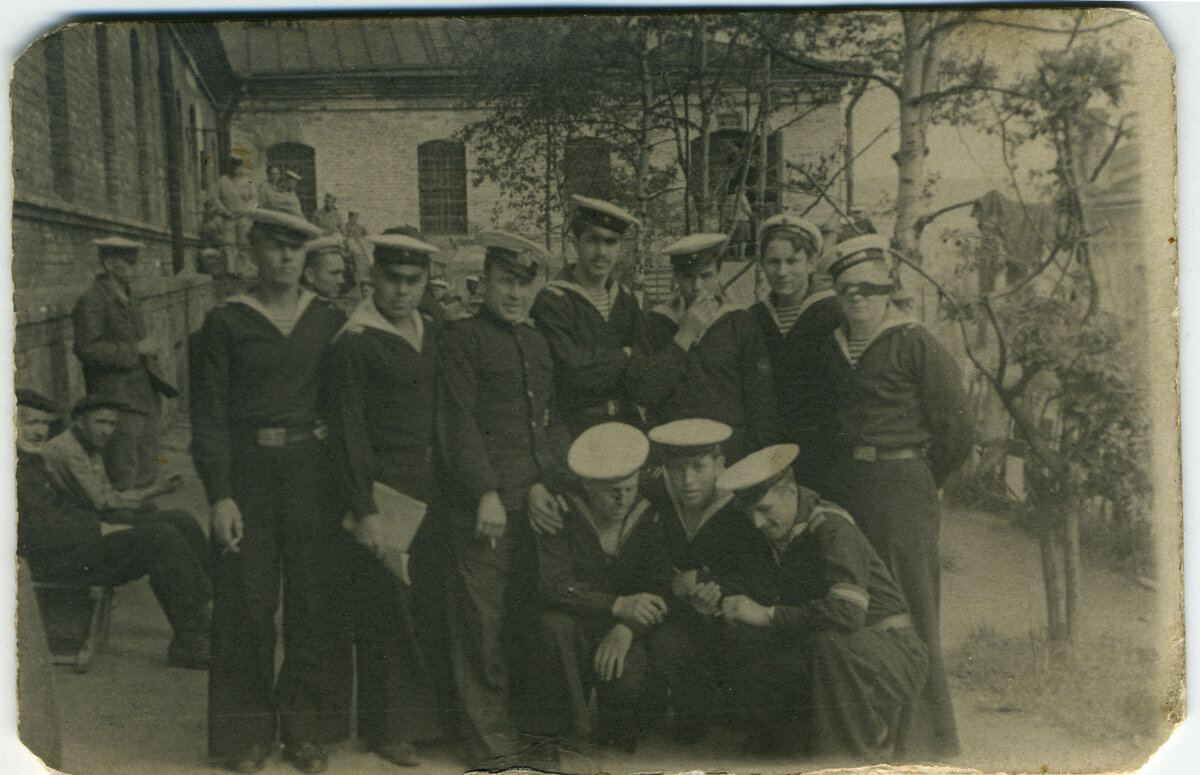 Команда корабля "Партизан" на отдыхе. Владивосток, 1945 - Юрий Поляков