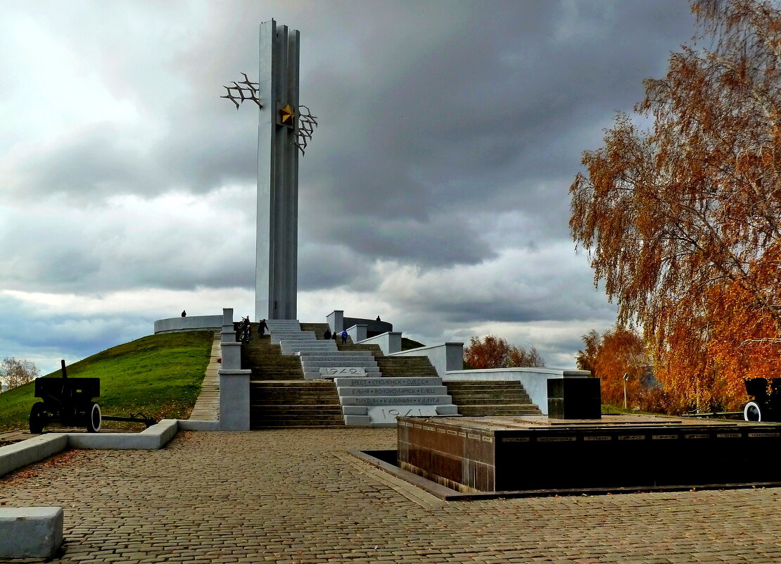 Мемориал "Журавли" в Саратове в парке Победы - Лидия Бараблина
