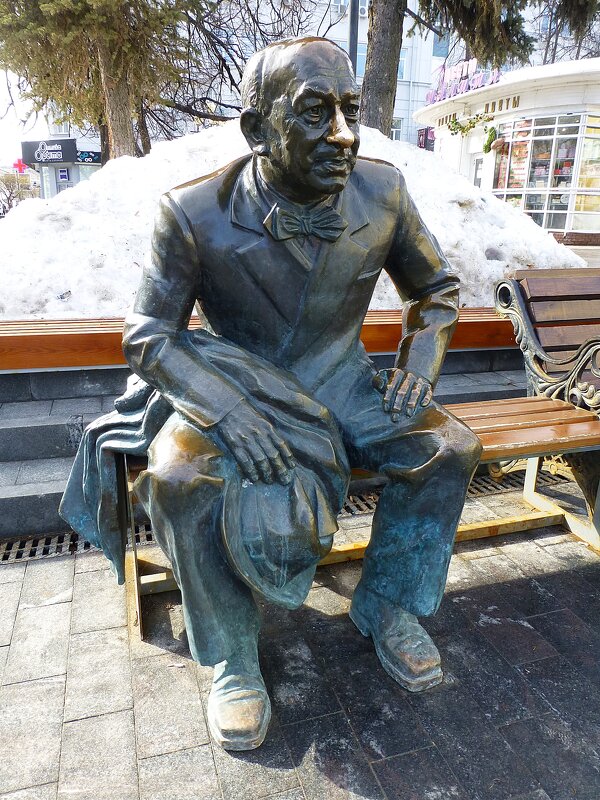 Памятник Евгению Евстигнееву в Нижнем Новгороде - Лидия Бусурина