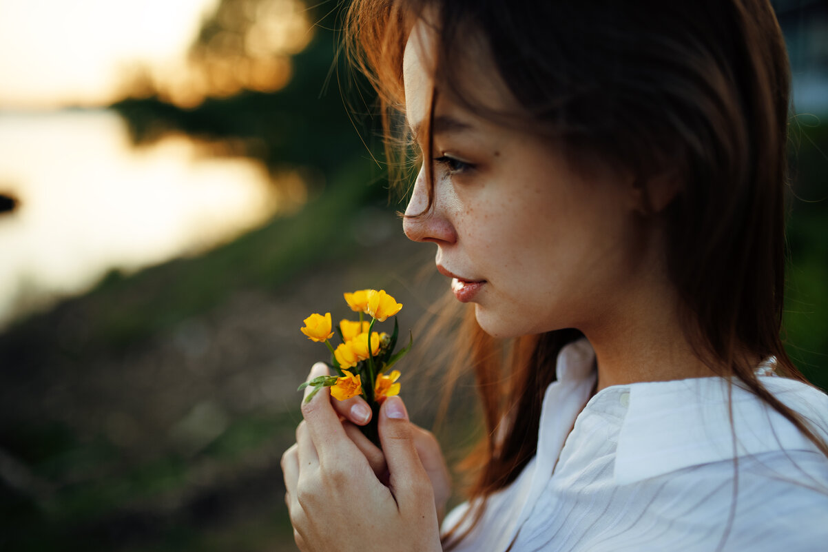 Портрет девушки, которая держит в руках желтые цветы на фоне заката и реки - Lenar Abdrakhmanov
