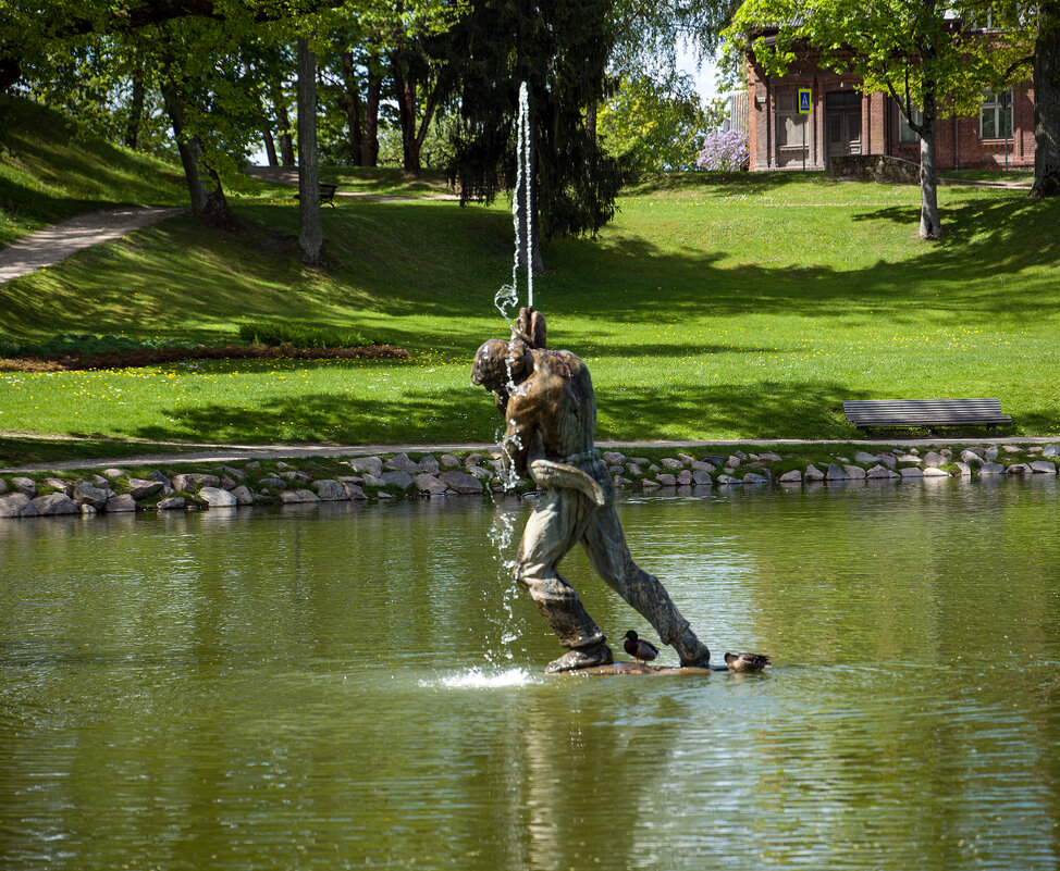 Цесис - скульптура на пруду в Замковом парке - Vlaimir 