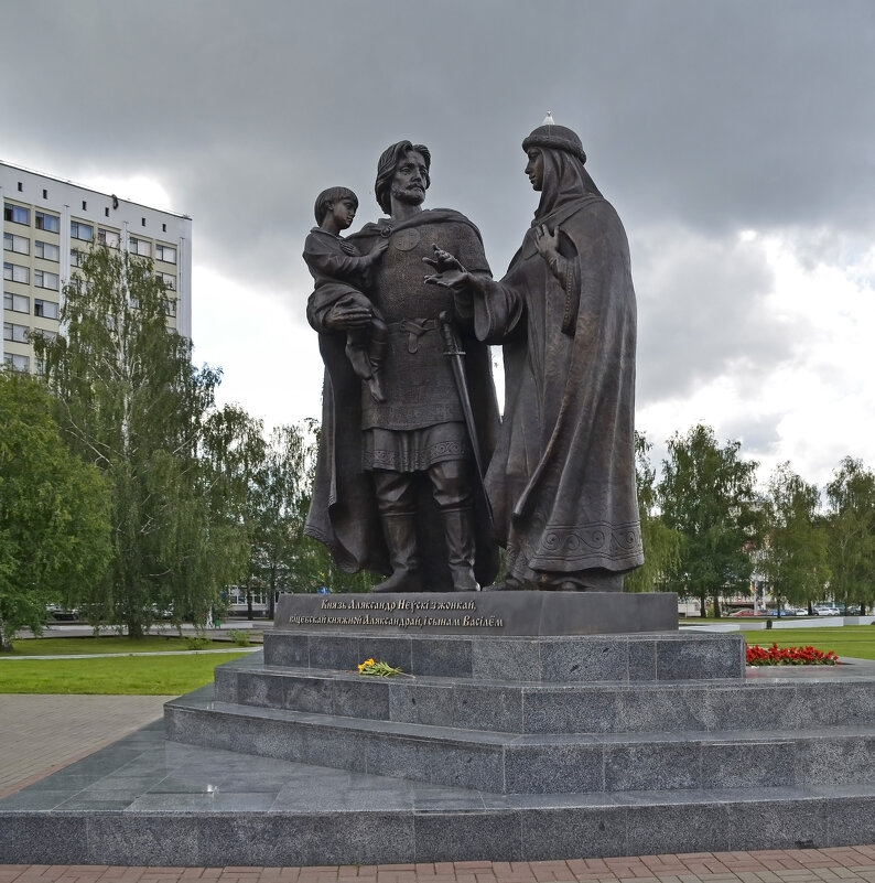 Памятник Александру Невскому, его жене Александре и сыну их Василию - Нина Синица