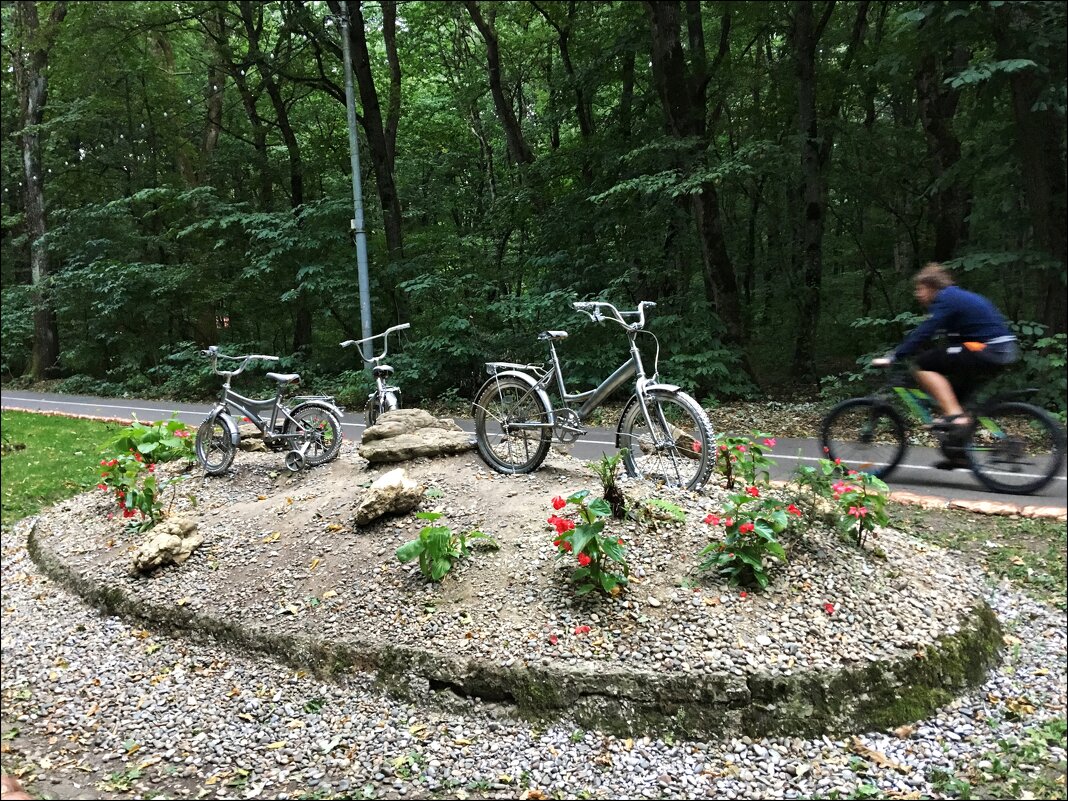 Клумба-памятник велосипедам - Надежда 