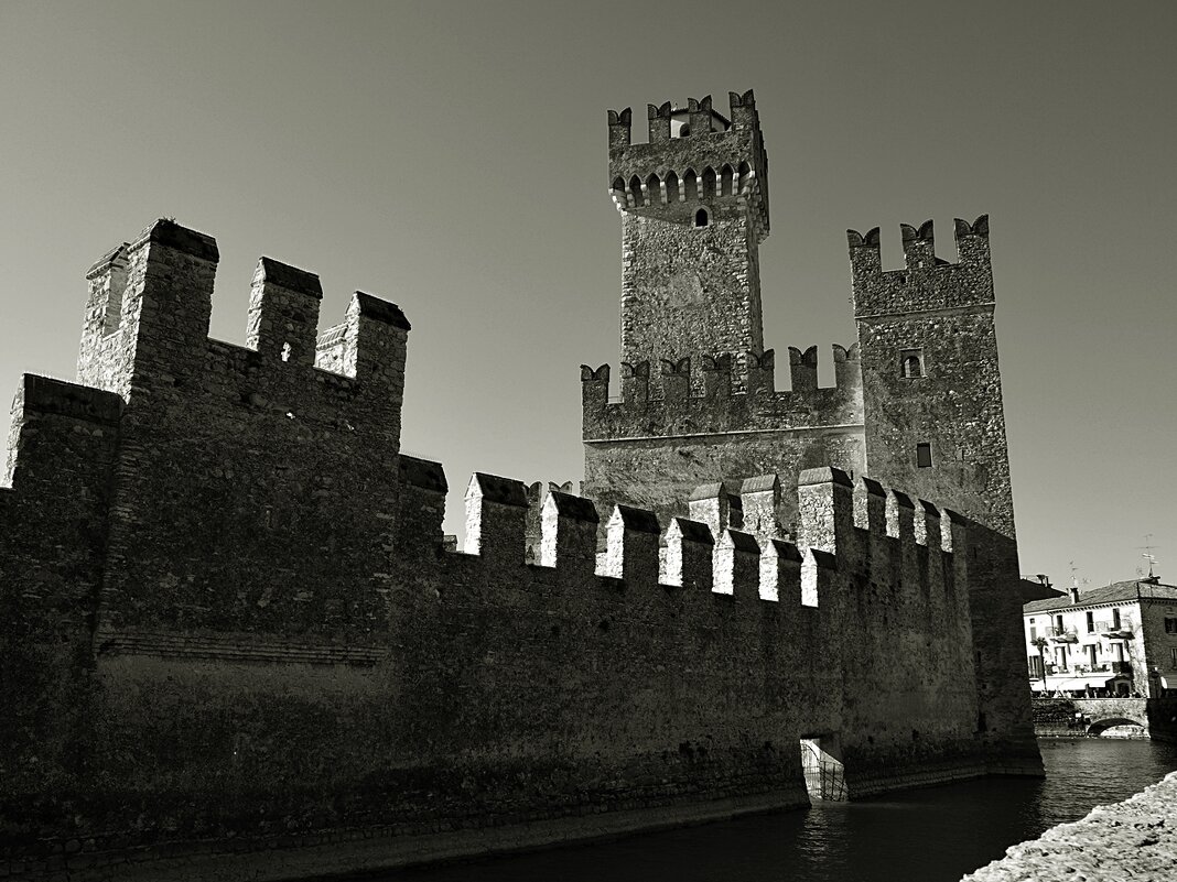 Castello Scaligero Замок Скалигеров Сирмионе, Италия - wea *