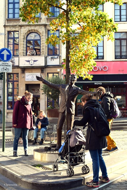 Возле памятника Жаку Брелю. Уличные зарисовки из Брюсселя - Татьяна Ларионова