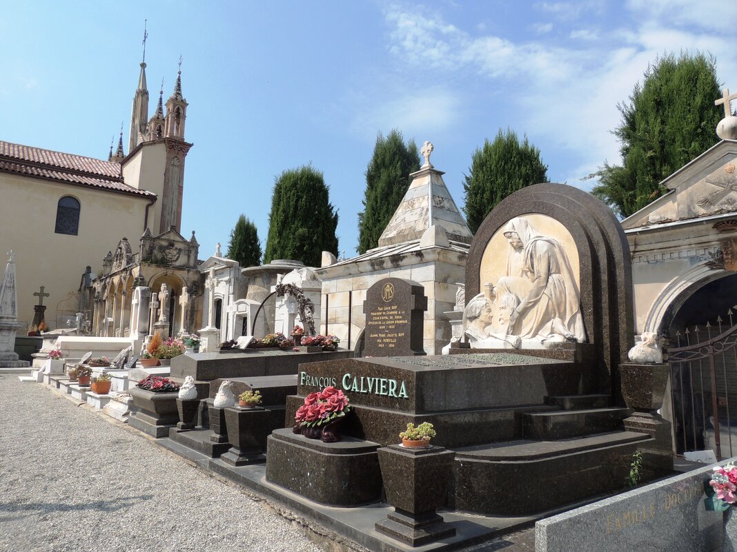 Кладбище при  монастыре Симье,где захоронены выдающиеся личности Ниццы - Гала 