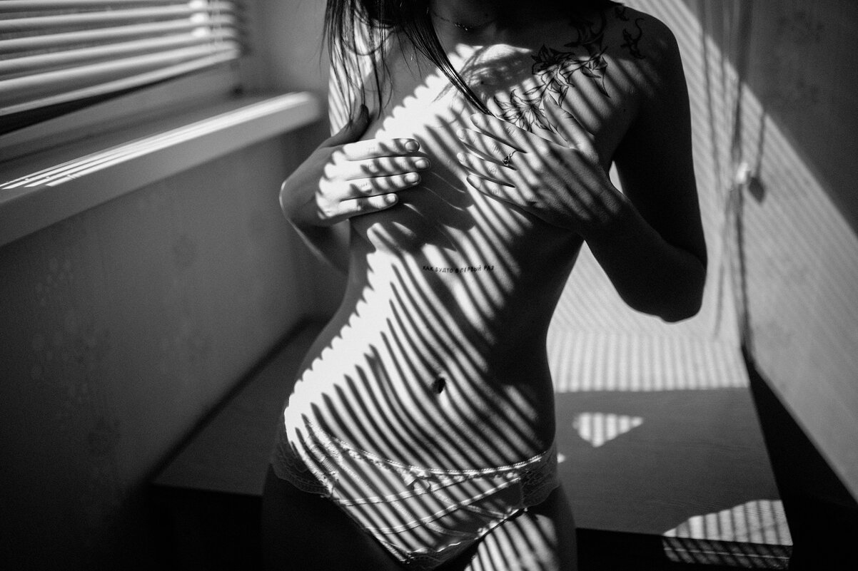 Девушка в белье закрывает грудь на фоне солнечных полос от жалюзи - Lenar Abdrakhmanov