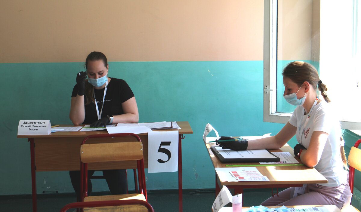 Работники на избирательном участке - Валерий 