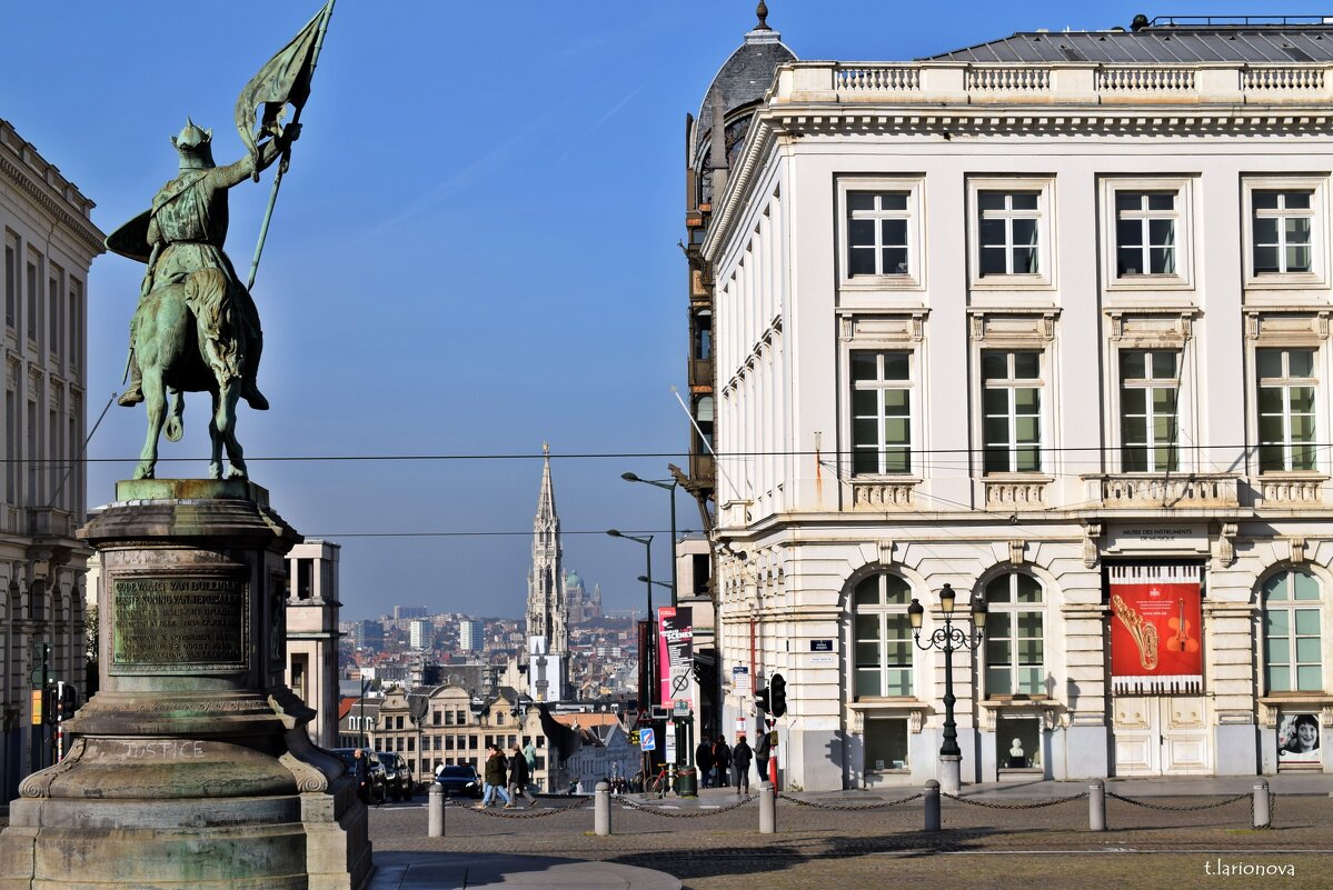 Панорама Брюсселя с Королевской площади. памятник Готфриду Бульонскому. - Татьяна Ларионова