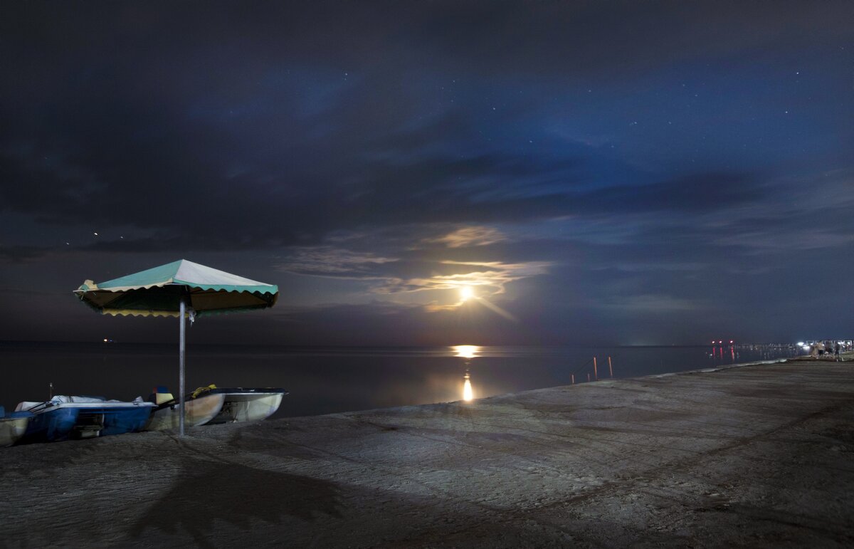 Ночной пляж - Александр Довгий