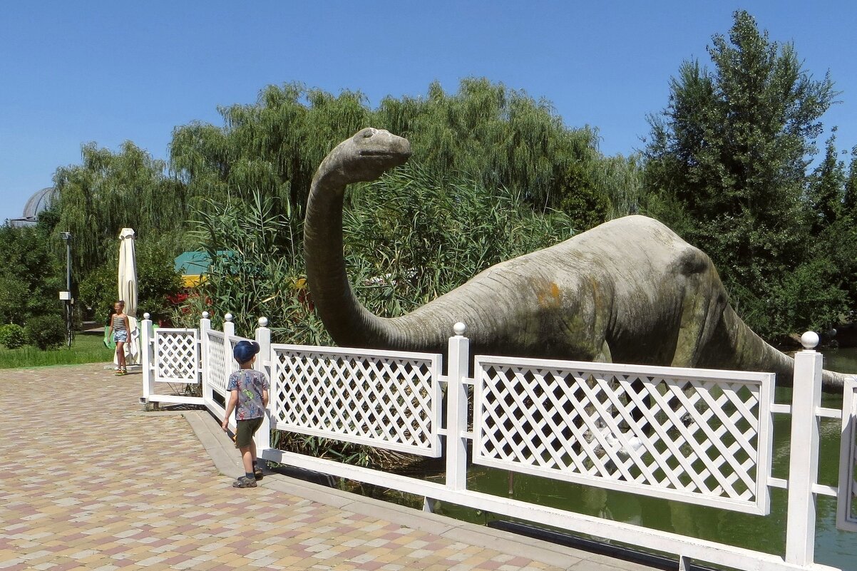 Динозавр в зоопарке совсем не страшный, хоть и большой - Татьяна Смоляниченко