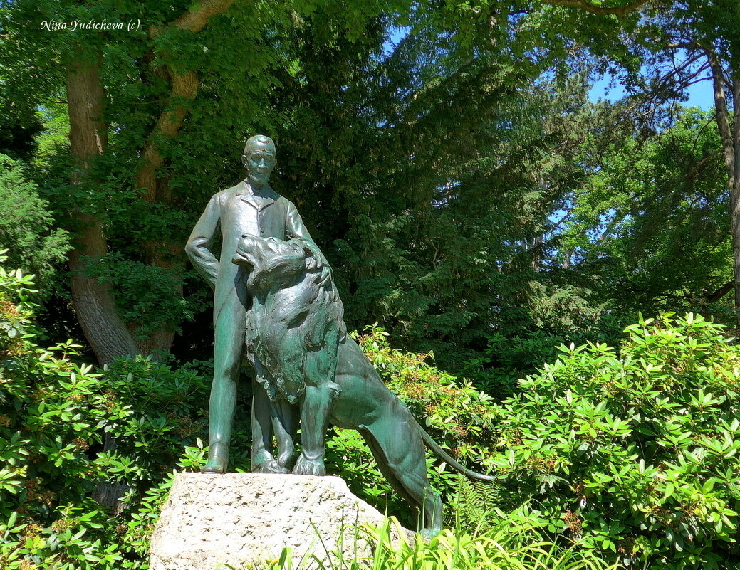 Памятник  Карлу Хагенбеку, основателю зоопарка в Гамбурге - Nina Yudicheva