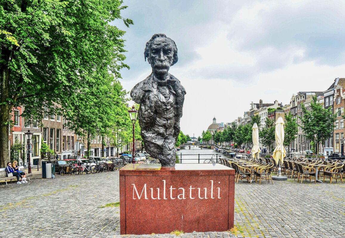 Памятник писателю Мультатули в Амстердаме - Eldar Baykiev