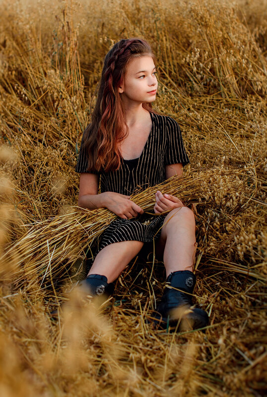 Девочка в поле с колосками - Анна Лукинская