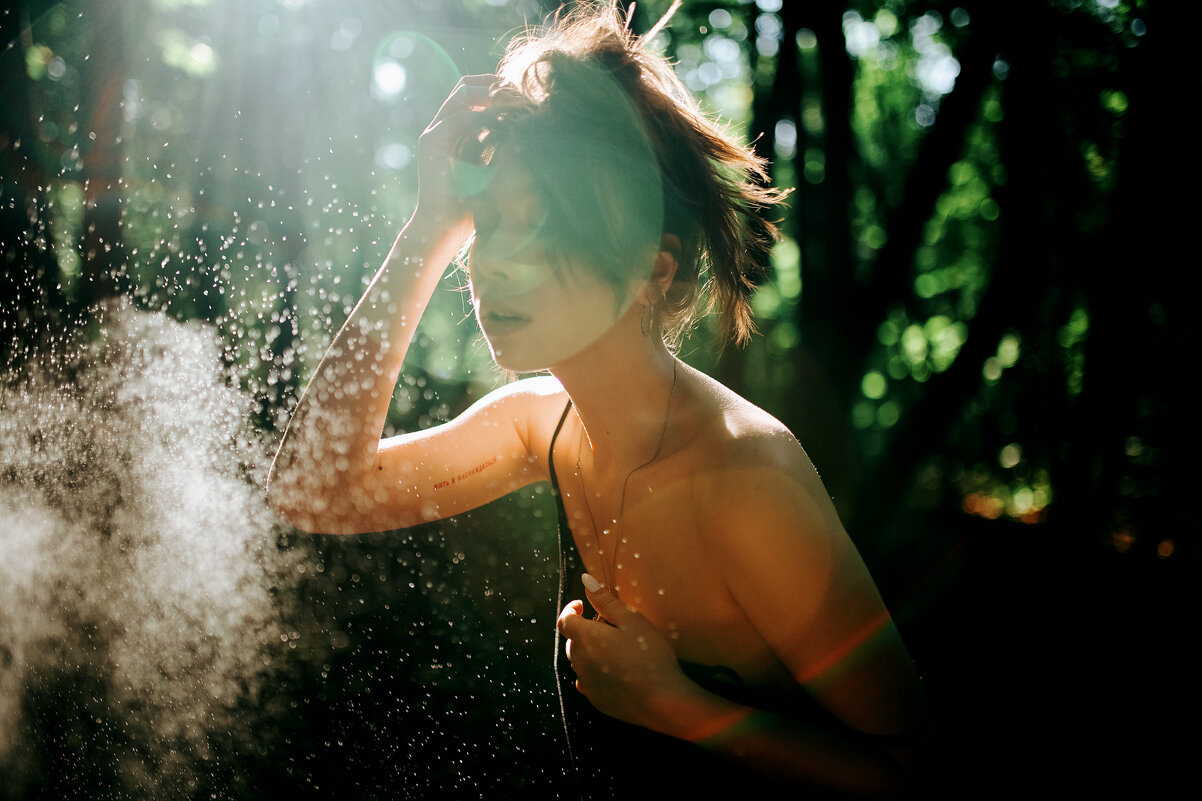 Портрет девушки на фоне солнечного блика с маленькими капельками воды в лесу - Lenar Abdrakhmanov