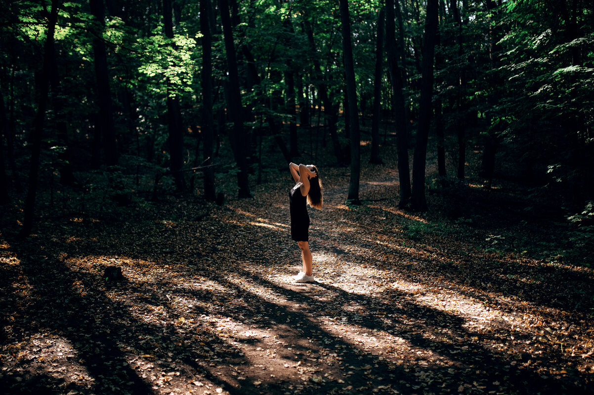 Девушка в черном платье гуляет по солнечному осеннему лесу - Lenar Abdrakhmanov