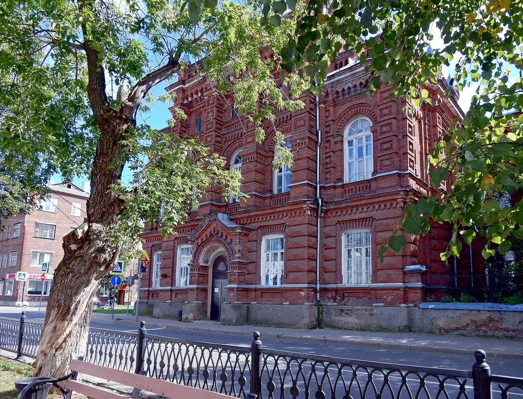 Здание бывшего Духовного училища в Костроме - ТаБу 