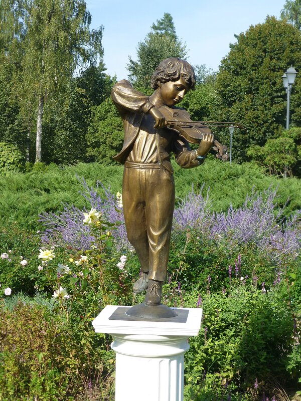Скульптура играющего на скрипке мальчика - Лидия Бусурина