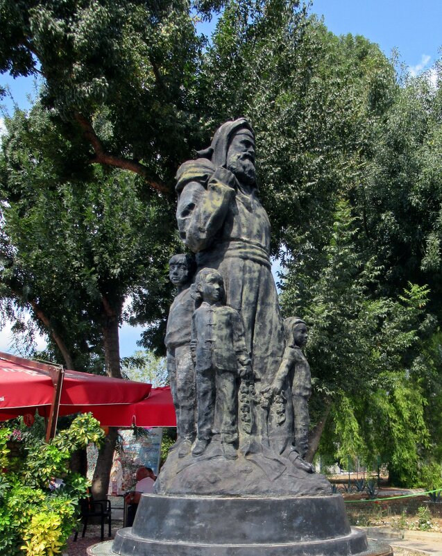 Памятник.Николай Чудотворец в образе Санта Клауса.Демре - Galina Solovova