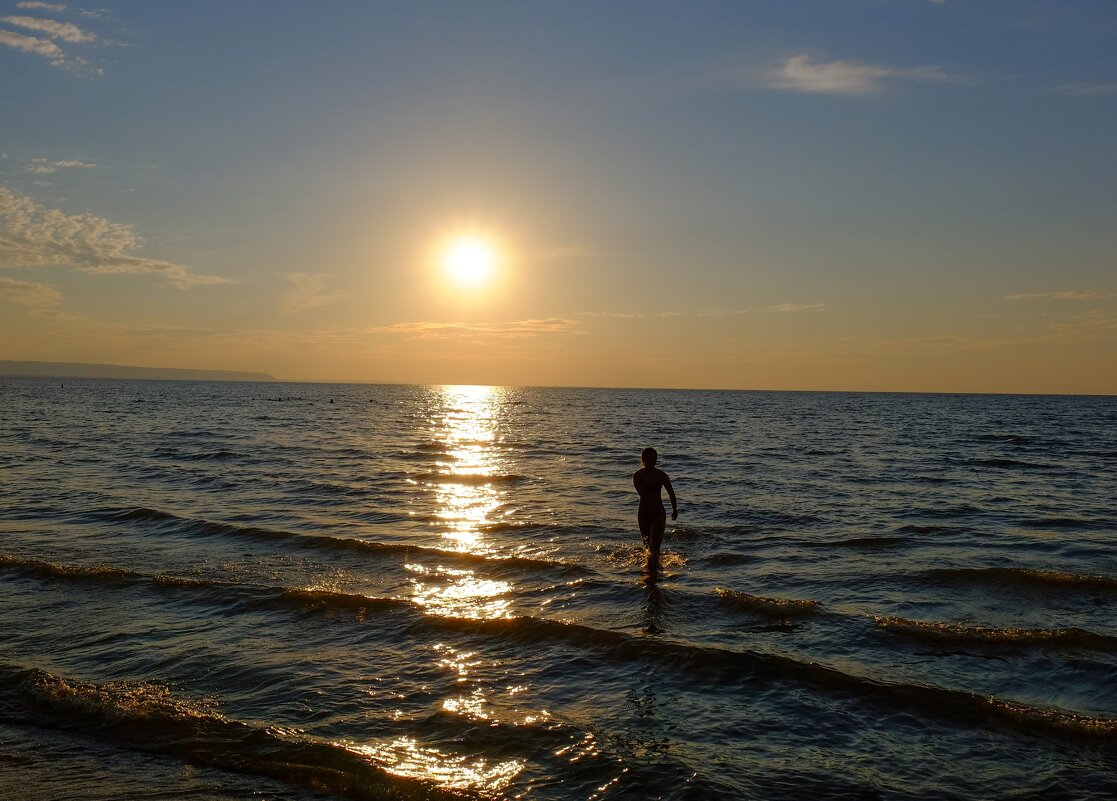 Lake Huron. Girl and sunset. - Alexander Hersonski