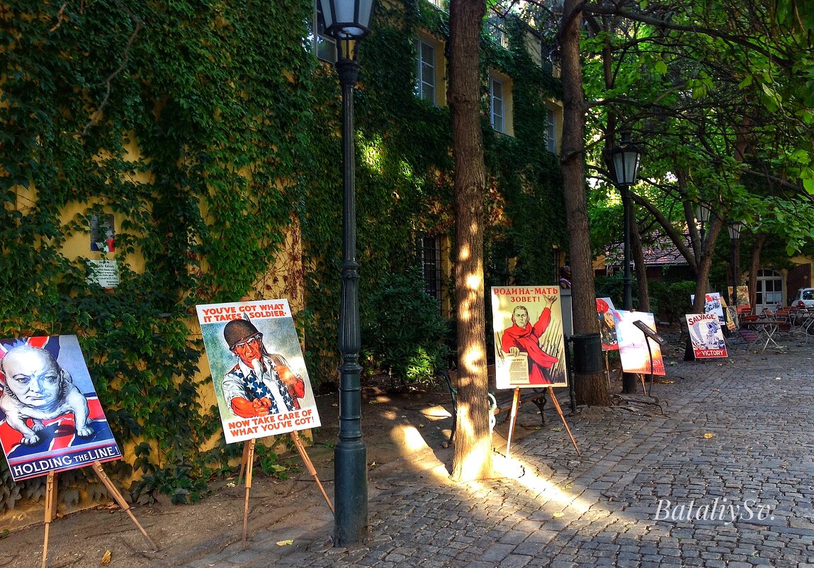 воскресная прогулка,повстречалась экспозиция плакатов со 2-й Мировой войны - Светлана Баталий