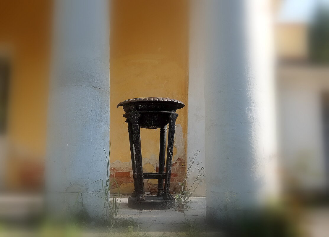 Чугунный жертвенник установленный в 1827 году. - Люба 