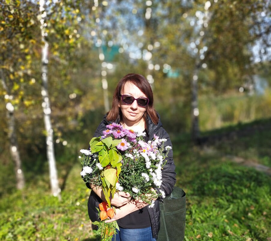 Ваша покорная с букетом осенних хризантем - Yulia Raspopova