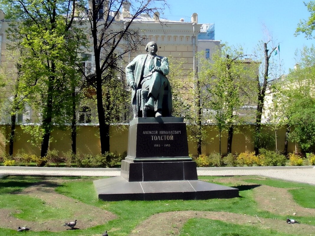 Памятник Алексею Толстому в Москве - Ольга Довженко