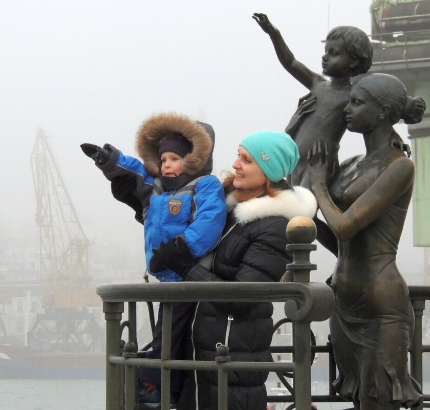 В тумане. Памятник Жене моряка на Одесском морвокзале. - Юрий Тихонов
