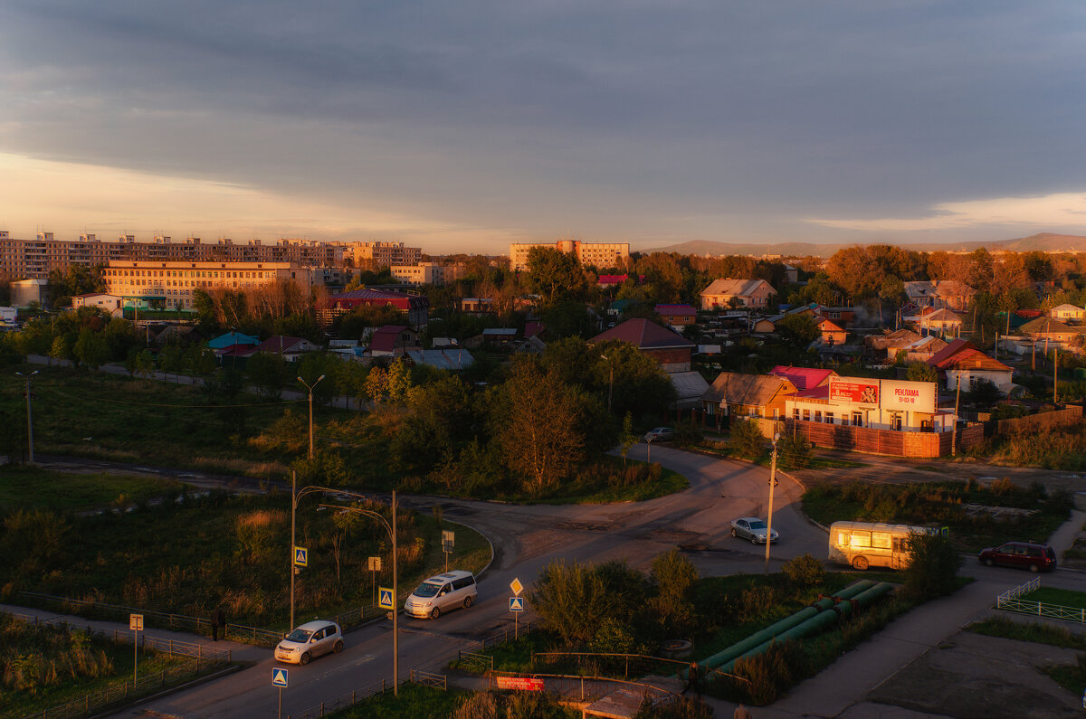 В лучах уходящего солнца. - Виктор Иванович Чернюк