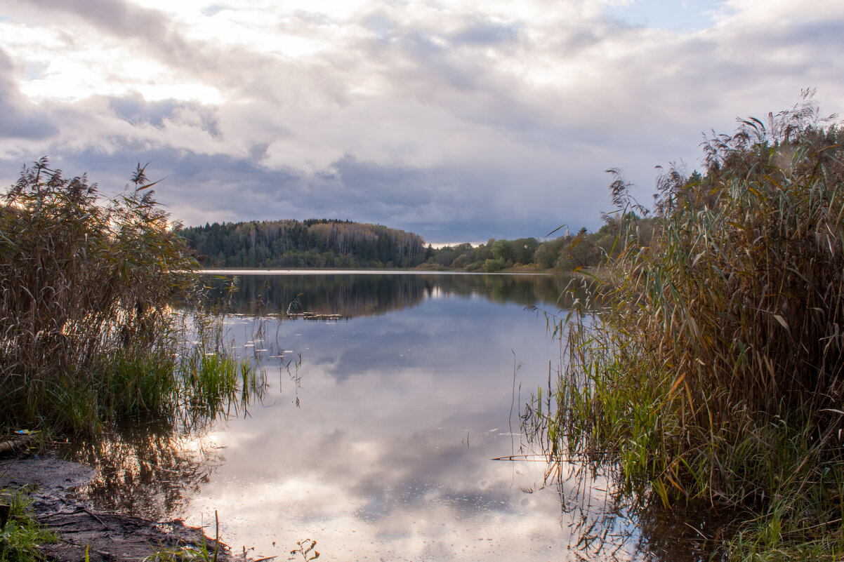 Осеннее небо в озере - Алексей Обухов