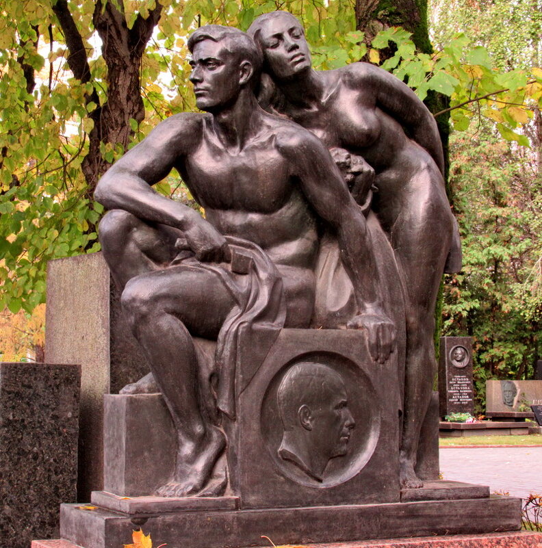 Памятник Матвею и Елене Манизерам. - Александр Чеботарь