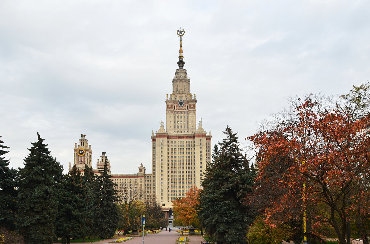 Высота главного здания МГУ с учетом его шпиля составляет 240 метров. - Наташа *****