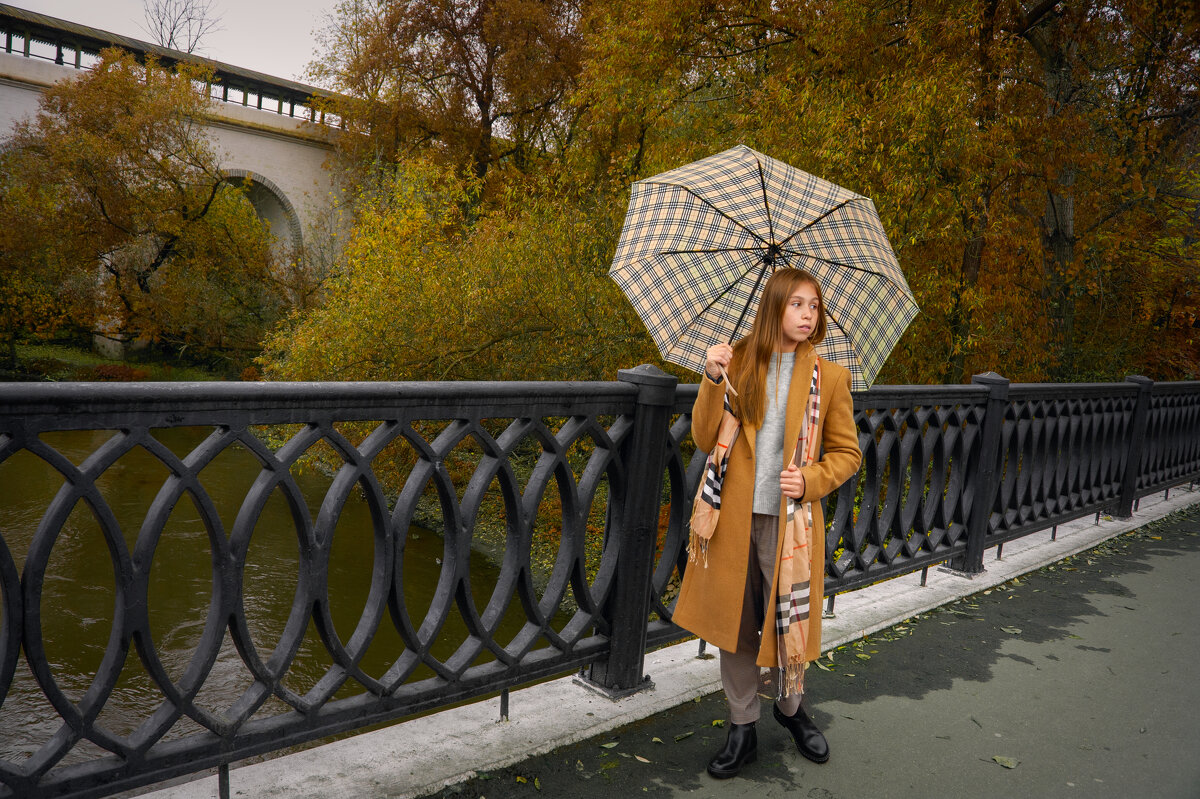Девушка с зонтиком - Филипп Махов