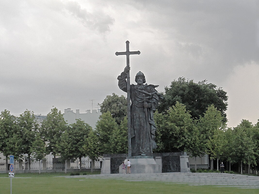 Памятник Владимиру Великому, установленный на Боровицкой площади в Москве - Галина 